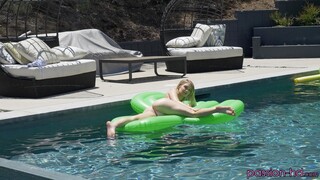 Смотри Poolside Burning Desire - лучшее порно на YOUPORN.ZONE