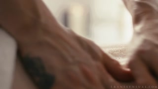 Смотри Tattooed and Oiled: A Shemale Scene - лучшее порно на YOUPORN.ZONE