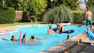 Смотри Three girls get naughty by pool - лучшее порно на YOUPORN.ZONE