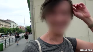 Смотри Brunette slut fucked under open sky - лучшее порно на YOUPORN.ZONE