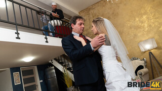 Смотри Blonde Bride Learns from Lucky Bee and Denny Chriss - лучшее порно на YOUPORN.ZONE
