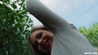 Смотри Blonde Nerd Loves Fucking in Public - лучшее порно на YOUPORN.ZONE