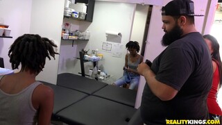 Смотри Hot blonde teen gets pierced then fucked - лучшее порно на YOUPORN.ZONE