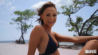 Смотри  Blowjob and Gagging on the Beach  - лучшее порно на YOUPORN.ZONE