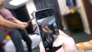 Смотри Skinny and Athletic Teens Pizza Party - лучшее порно на YOUPORN.ZONE