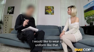 Смотри Policeman Fucks Blonde MILF in Spooning Position - лучшее порно на YOUPORN.ZONE