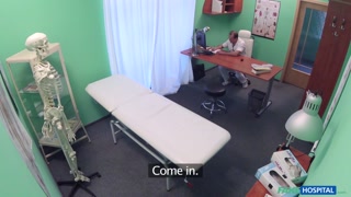Смотри Cum on Tits: Short-Haired Girl's Gift to Doctor - лучшее порно на YOUPORN.ZONE