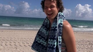 Смотри Latina Teen's Big Tits Bounce on Beach - лучшее порно на YOUPORN.ZONE