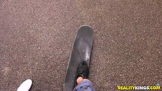 Смотри POV Fucking with a Skater Chick - лучшее порно на YOUPORN.ZONE