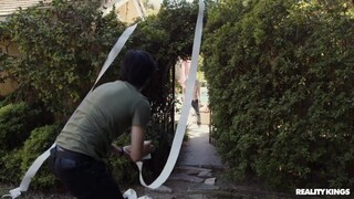 Смотри Shaved Pussy MILF Gets Gagged and Fucked - лучшее порно на YOUPORN.ZONE