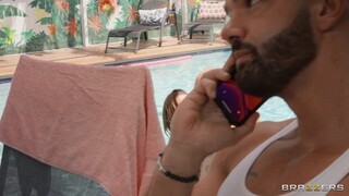 Смотри POV Pool Sex with Brunette Beauty - лучшее порно на YOUPORN.ZONE