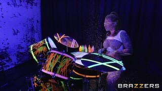 Смотри Bubble Butt Drummer Gets Fucked - лучшее порно на YOUPORN.ZONE