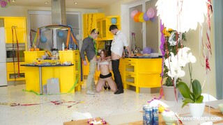 Смотри MMF Madness: Family Friends Get Down and Dirty! - лучшее порно на YOUPORN.ZONE