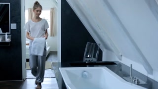 Смотри Bathroom Hardcore Action - лучшее порно на YOUPORN.ZONE