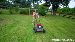 Смотри Getting Down and Dirty on the Lawn - лучшее порно на YOUPORN.ZONE