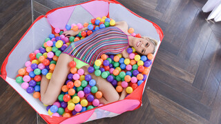 Смотри Bubble Pit Pleasure with Petite Sky Pierce - лучшее порно на YOUPORN.ZONE