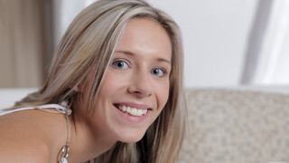Смотри Young Blonde Tracy Plays with Her Big Nipples - лучшее порно на YOUPORN.ZONE