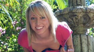 Смотри Kelly Spreads Her Legs in the Garden - лучшее порно на YOUPORN.ZONE