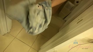 Смотри Brunette GF Anya Olsen Pissing Action - лучшее порно на YOUPORN.ZONE