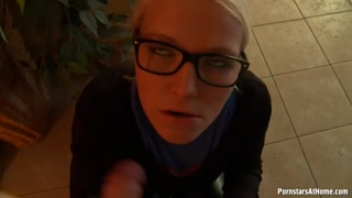 Смотри Blonde Bar Babe Swallows Big Cock - POV - лучшее порно на YOUPORN.ZONE