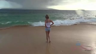 Смотри Blonde Babe Athena Faris Plays with Pussy in Hawaii - лучшее порно на YOUPORN.ZONE