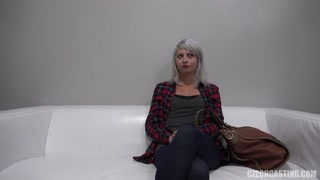 Смотри Julie - Small Tits Czech Babe in Casting - лучшее порно на YOUPORN.ZONE