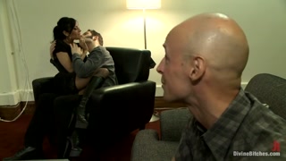 Смотри Beretta James Humiliates Cuckold in Rough Femdom Session - лучшее порно на YOUPORN.ZONE