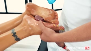 Смотри Nina Elle Big Cock Worship - Foot Fetish & Massage - лучшее порно на YOUPORN.ZONE