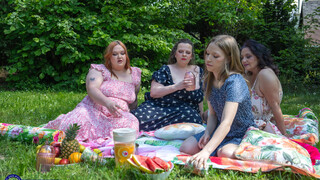 Смотри BBW Moms Gertruda and XXL Lady Eat Pussy of Maya Sinn in Undressing Foursome - лучшее порно на YOUPORN.ZONE