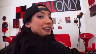 Смотри Chloe Amour’s Big Ass Gets a Rough Handjob - лучшее порно на YOUPORN.ZONE