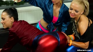 Смотри Blonde Brunette Threesome - Viktoria Sweet, Jenna Lovely & Bella Baby Spit Swap - лучшее порно на YOUPORN.ZONE
