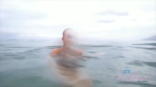 Смотри Emma Hix Hot POV Beach Fun - Blonde Amateur Shows All - лучшее порно на YOUPORN.ZONE