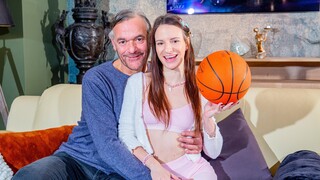 Смотри Hairy brunette teen Liliana gets hardcore fucked by grandpa Vincent - лучшее порно на YOUPORN.ZONE