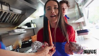 Смотри Blake Rivers Enjoys Doggystyle in the Food Truck - лучшее порно на YOUPORN.ZONE