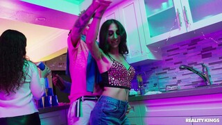 Смотри Kitchen Counter Sex with Spanking and Rough Fuck - лучшее порно на YOUPORN.ZONE