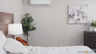 Смотри Muscular Man Fucks Hotel Room Service Girl - лучшее порно на YOUPORN.ZONE