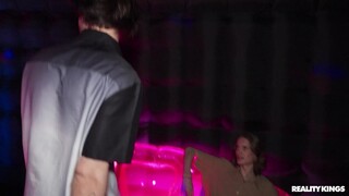 Смотри Indoor Seduction with a Muscular Man - лучшее порно на YOUPORN.ZONE