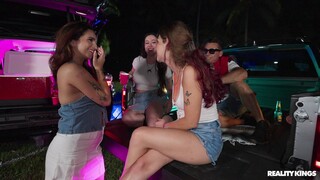 Смотри Threesome Action with Natural Tits and Big Cock - лучшее порно на YOUPORN.ZONE