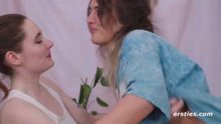 Смотри Lesbian Kiss: Gia G & Lola L (Brunette Beauties) - лучшее порно на YOUPORN.ZONE
