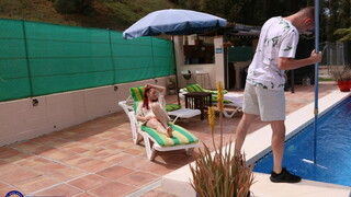 Смотри Poolboy Gets Cum in Mouth from MILF Fire Girl - лучшее порно на YOUPORN.ZONE