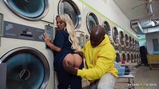 Смотри Luna Luxe and Sheem's Dirty Laundry - лучшее порно на YOUPORN.ZONE