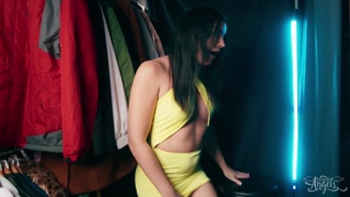 Смотри Bubble Butt Girl Gives Blowjob for Tip - лучшее порно на YOUPORN.ZONE