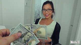 Смотри POV Handjob for Brunette - лучшее порно на YOUPORN.ZONE