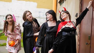 Смотри Brones' Shaved Pussy Halloween Lesbian Fun - лучшее порно на YOUPORN.ZONE