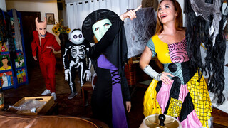 Смотри The Halloween Blowjob Bash - лучшее порно на YOUPORN.ZONE