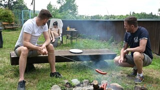 Смотри Emily Pink's Facial and Cum on Tits in a Wild Threesome - лучшее порно на YOUPORN.ZONE